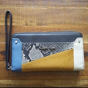 Calvin Klein | Color Block Zip Wallet Wristlet